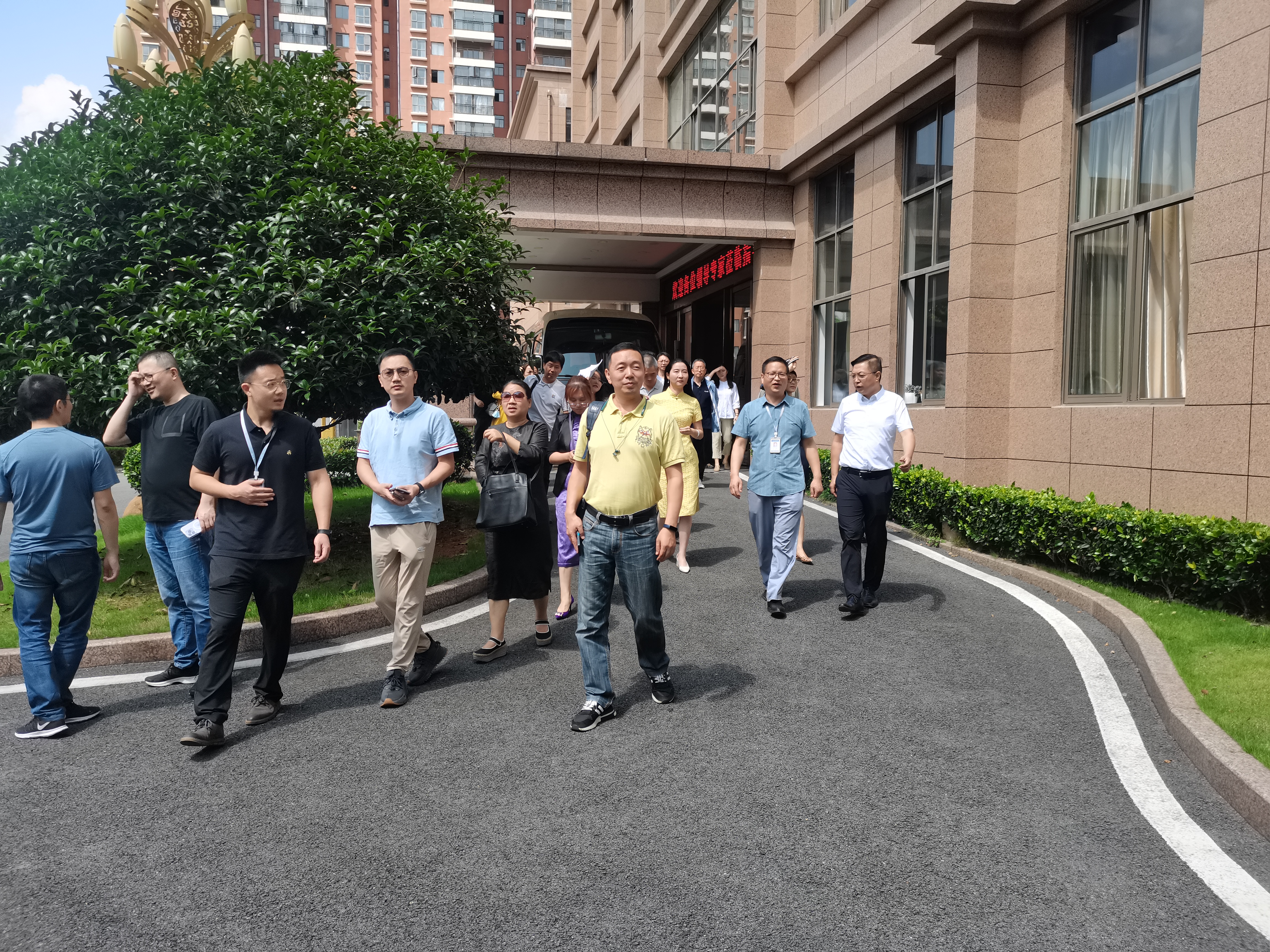 世界中醫藥大會嘉賓蒞臨貴州遠程制藥考察調研